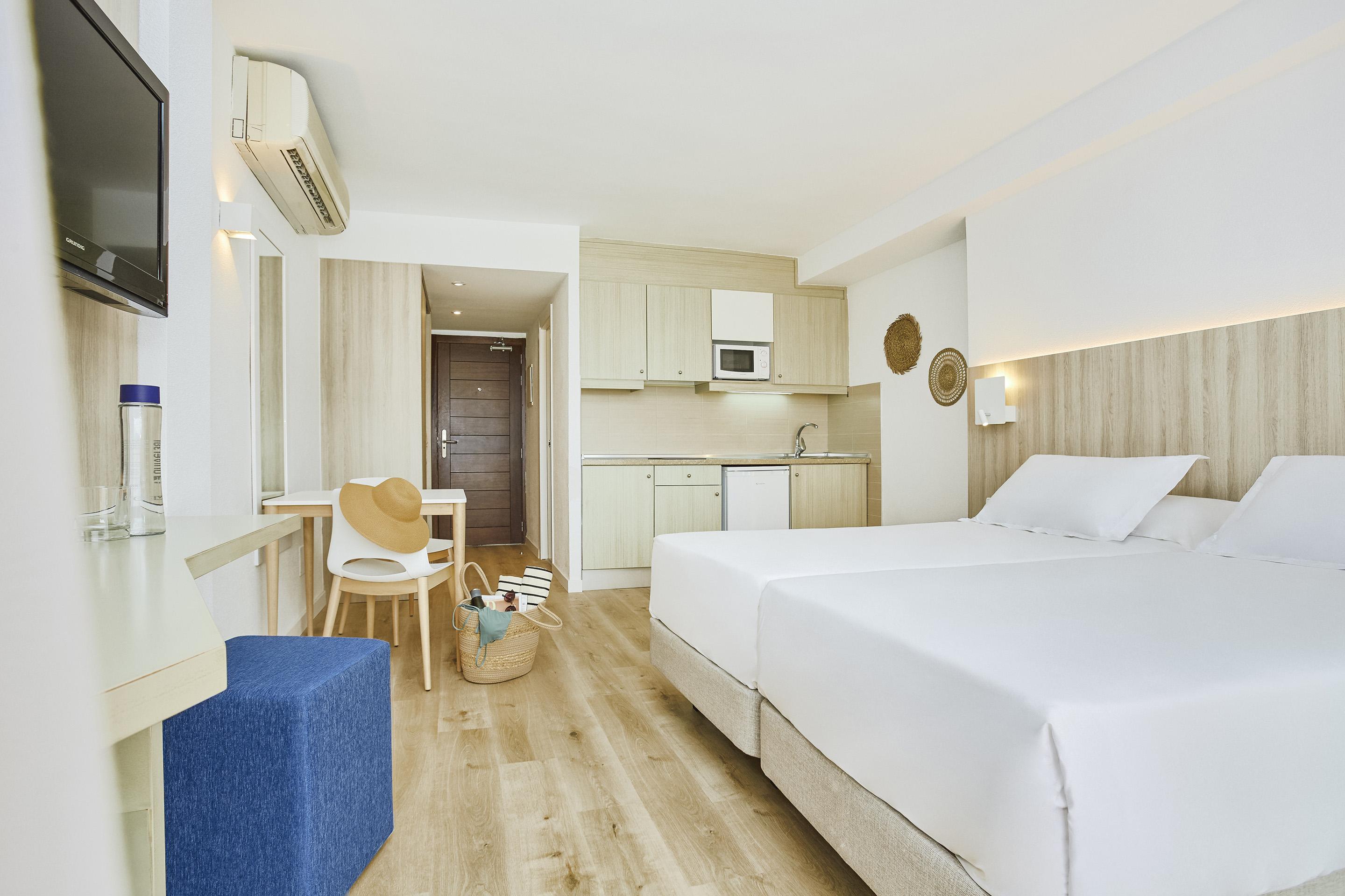 Universal Aparthotel Don Camilo Sant Elm Exteriör bild